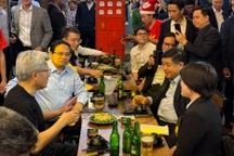 Thủ tướng Phạm Minh Chính và chủ tịch Nvidia dạo phố, uống bia Tạ Hiện