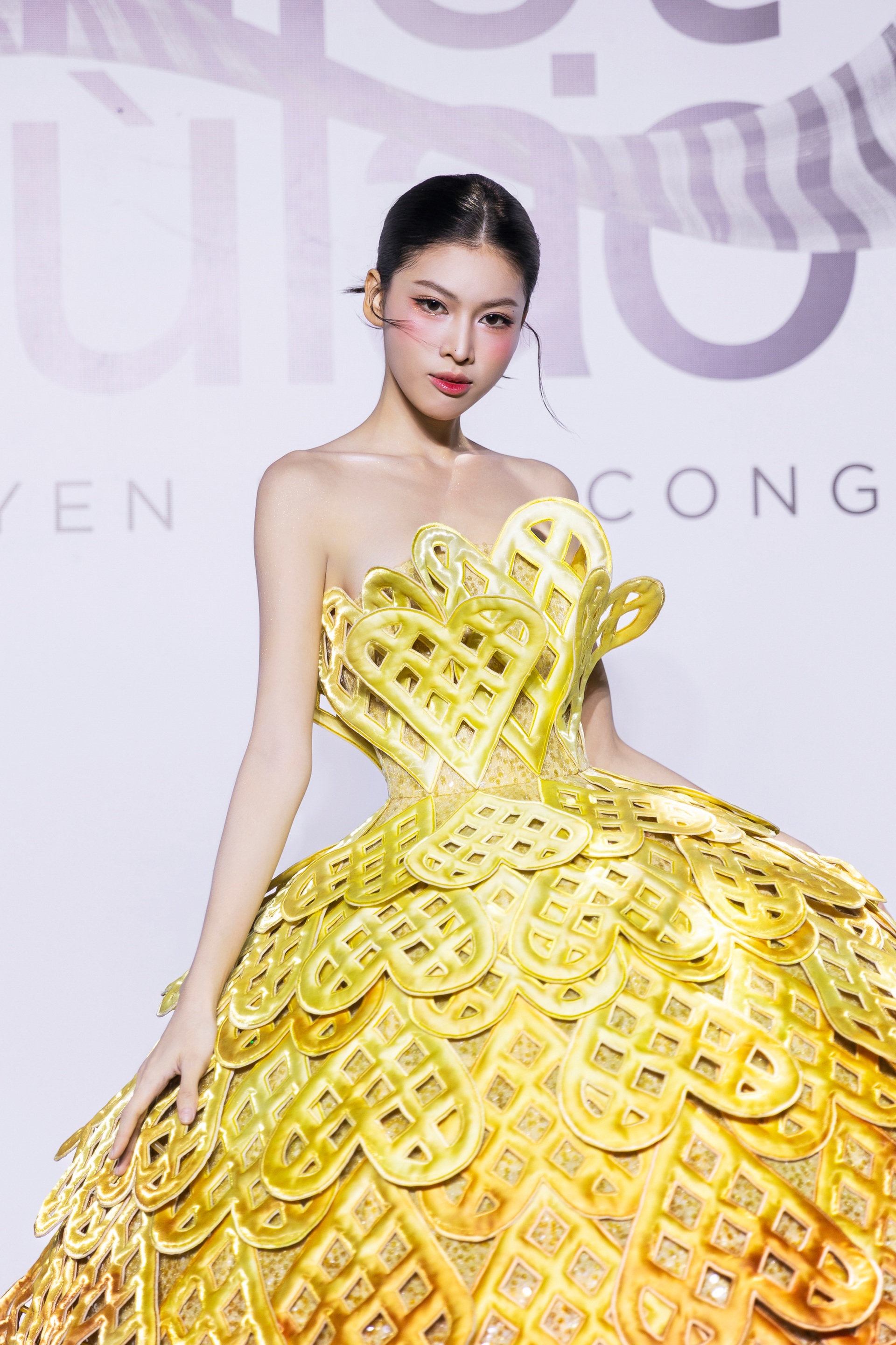 ជើងឯករង Quynh Chau ស្លៀកសម្លៀកបំពាក់ប្លែកៗទាក់ទាញចំណាប់អារម្មណ៍មុនថ្ងៃរៀបការ - ៧ Á hậu Quỳnh Châu mặc trang phục độc đáo, gây chú ý trước ngày cưới - 7