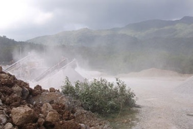 Bụi đá tung mù đường xuyên Á