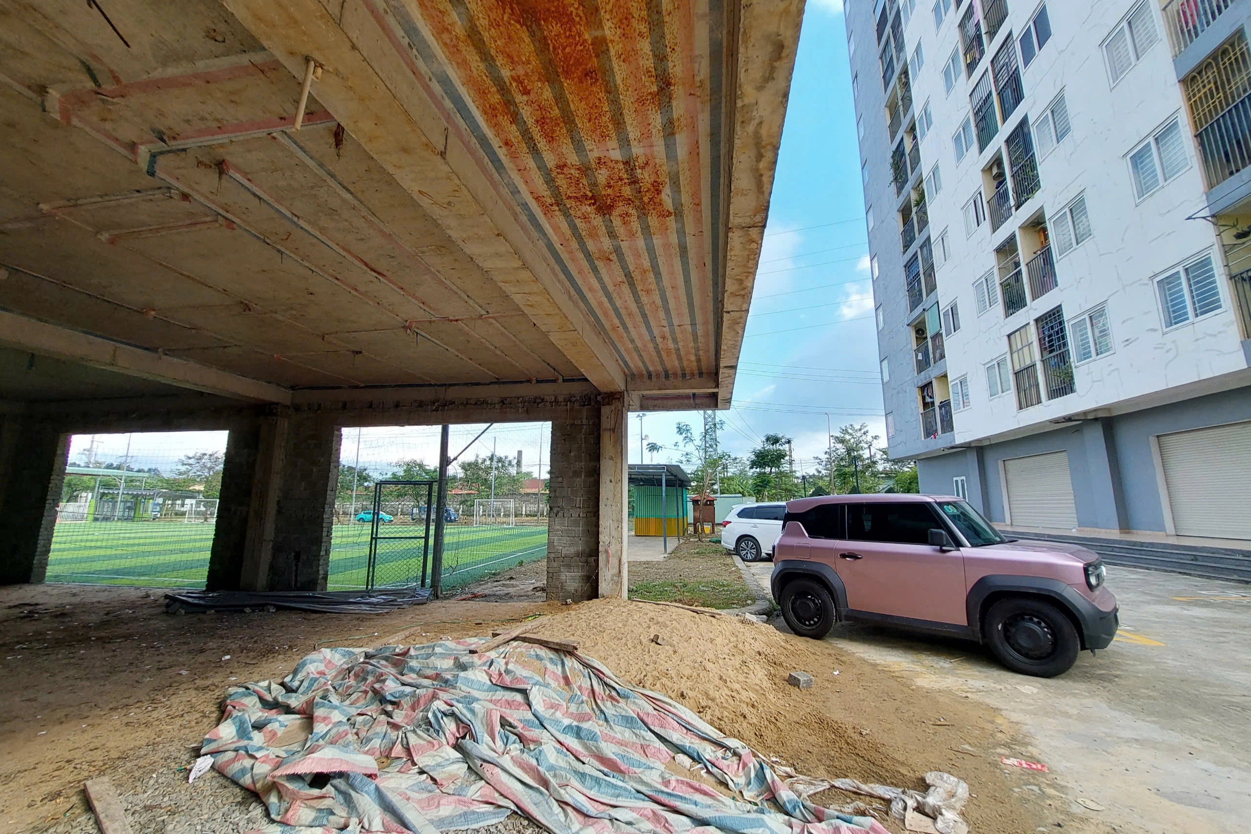 ダナンのアパートで2回の大きな爆発が起こり、住民にパニックを引き起こした - 1 Hai tiếng nổ lớn khiến người dân chung cư tại Đà Nẵng hốt hoảng - 1