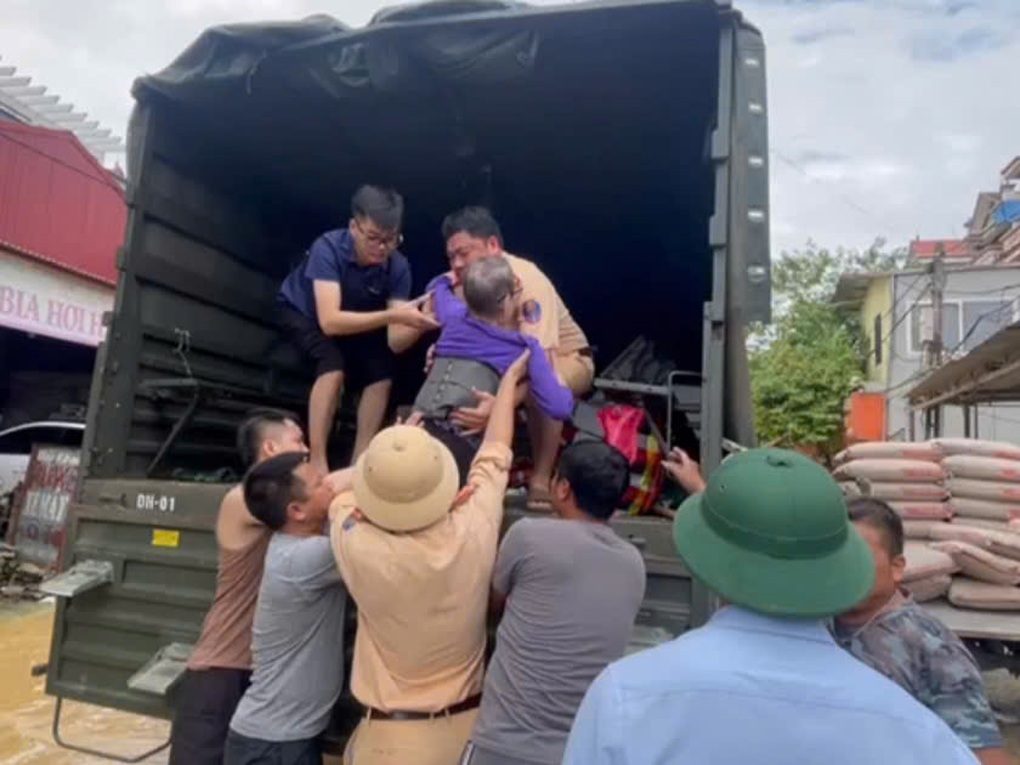 Lũ sông Cầu vượt đỉnh lịch sử, CSGT Hà Nội hỗ trợ di tản dân vùng hạ lưu - 2