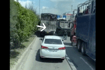 Rùng mình thanh niên đi xe lăn luồn lách giữa "rừng" ô tô trên quốc lộ