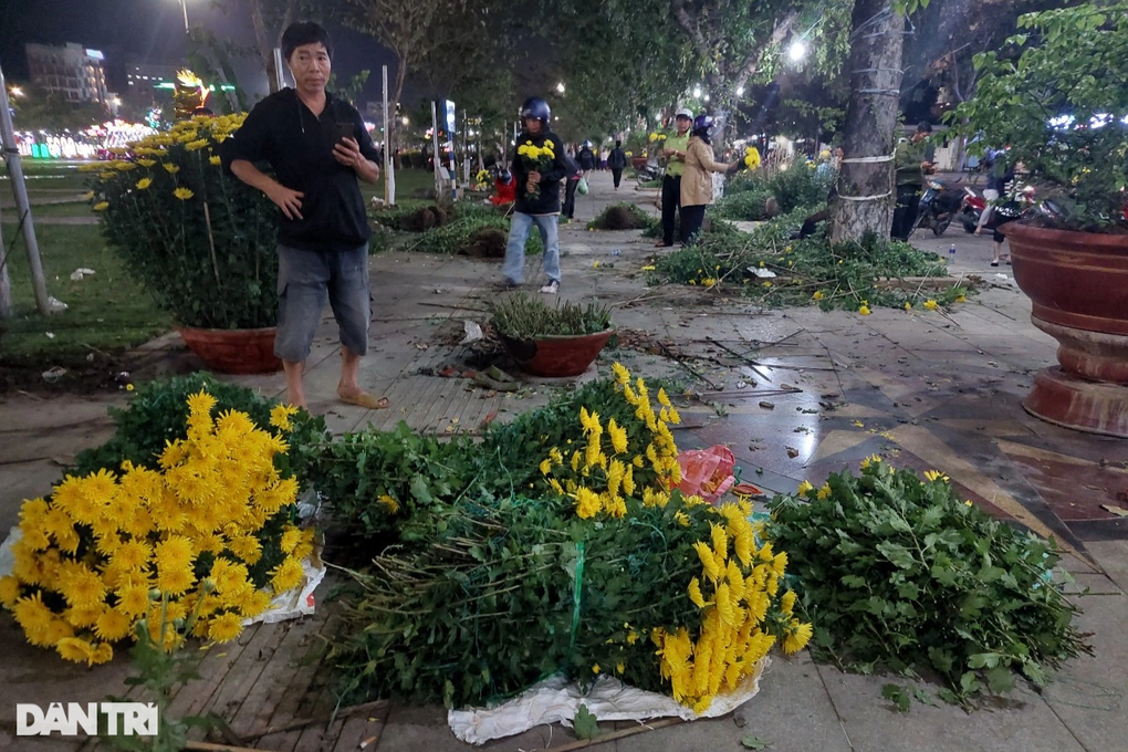 Người bán đập bỏ hoa vì bị ép giá đêm giao thừa - 3 Người bán đập bỏ hoa vì bị ép giá đêm giao thừa - 3