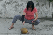 Clip “cô gái xinh đẹp dùng tay không đập vỡ quả dừa” nổi bật nhất tuần qua