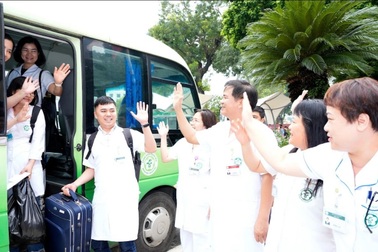 Bác sĩ Bạch Mai đến vùng lũ lụt khám chữa bệnh cho người dân