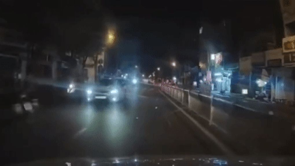 Người đi xe máy ngã vào đầu taxi rồi đánh tài xế ở TPHCM - 1 Người đi xe máy ngã vào đầu taxi rồi đánh tài xế ở TPHCM - 1