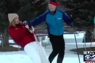 Nữ phóng viên bất ngờ ngất xỉu khi đang phỏng vấn trực tiếp trên truyền hình