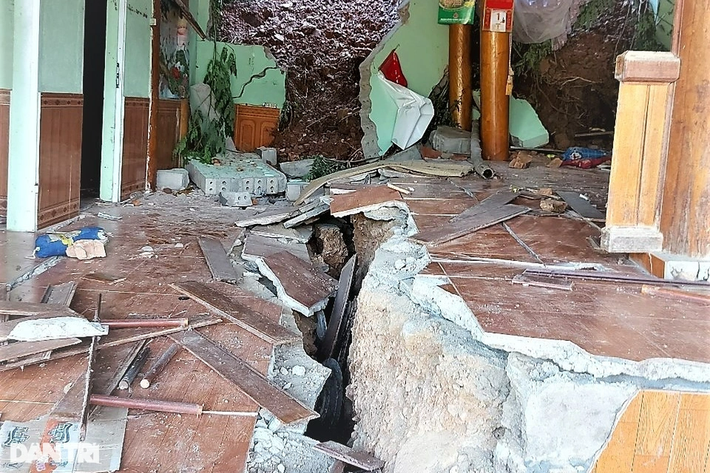Sau mưa lũ, người dân đối mặt hiểm họa nứt núi - 7 Sau mưa lũ, người dân đối mặt hiểm họa nứt núi - 7