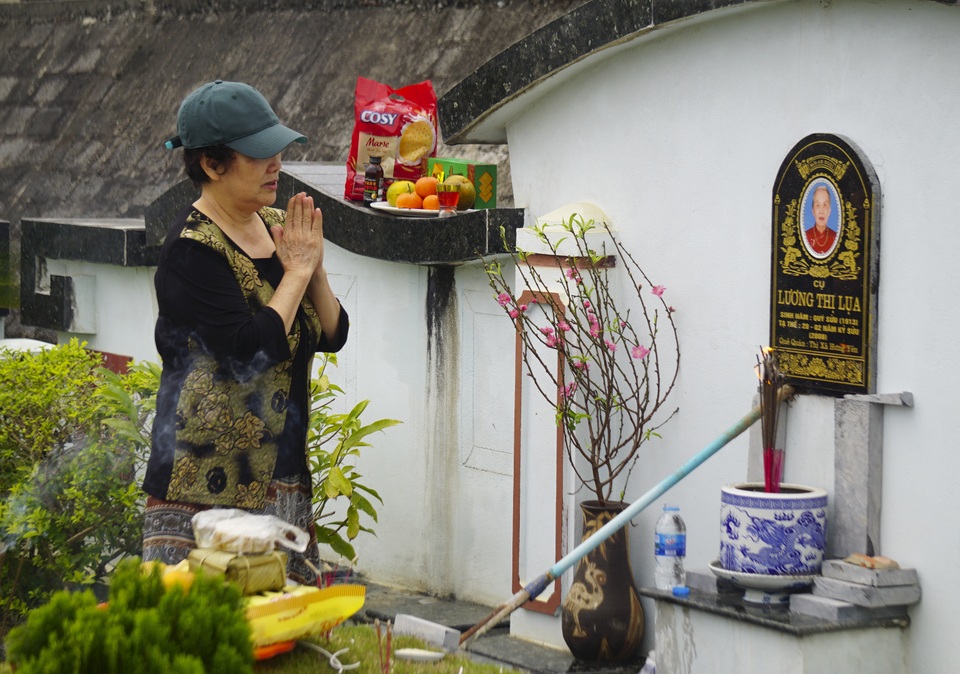 Người dân tấp nập tảo mộ dịp tết - 9 Người dân tấp nập tảo mộ dịp tết - 9