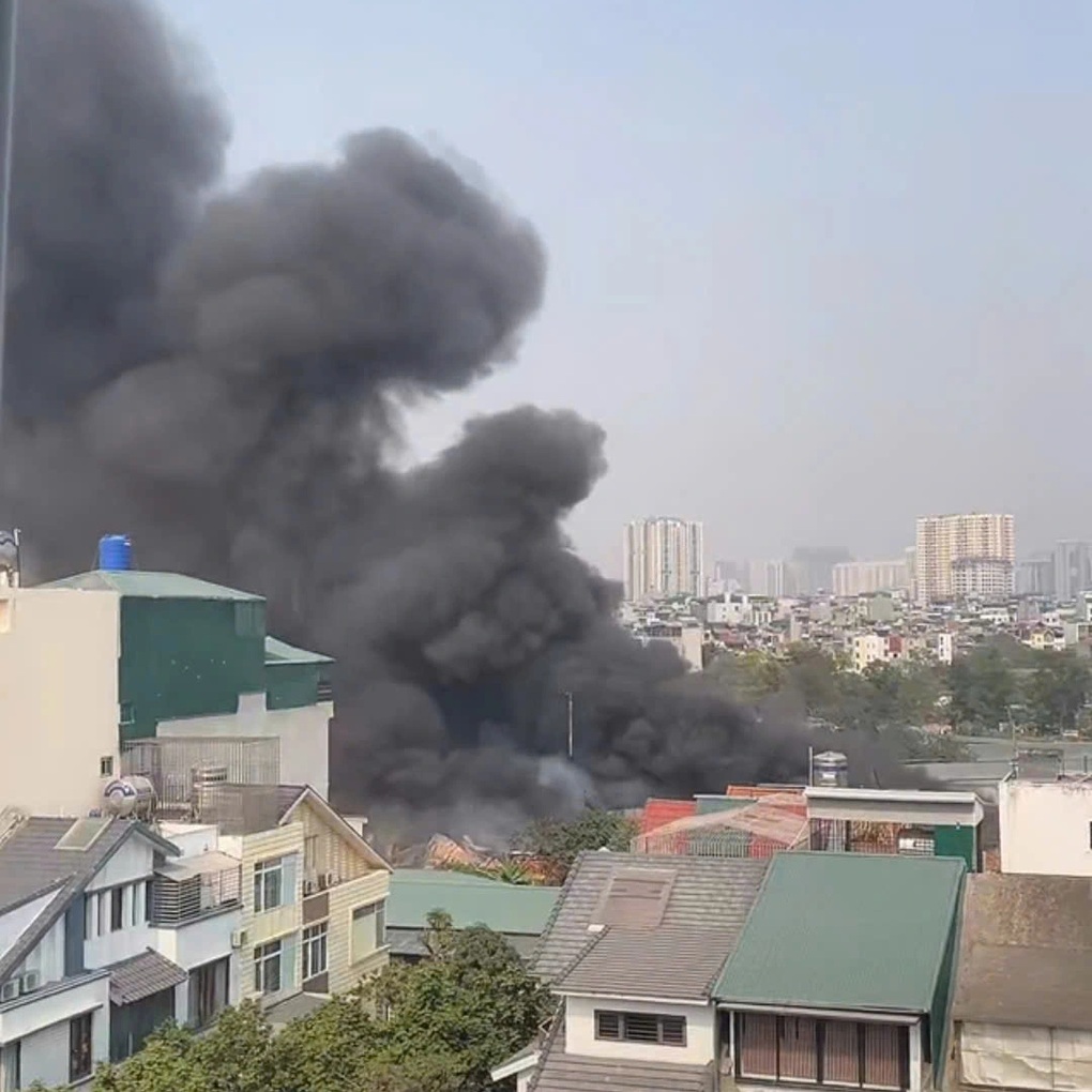 Hà Nội: Bốn nhà kho bốc cháy giữa trưa - 1 Hà Nội: Bốn nhà kho bốc cháy giữa trưa - 1
