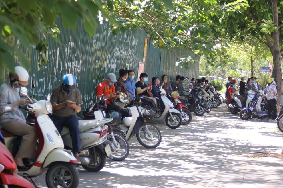 Hà Nội: Phụ huynh nghỉ làm, vạ vật ngồi cổng trường đợi con làm thủ tục thi - 3 Hà Nội: Phụ huynh nghỉ làm, vạ vật ngồi cổng trường đợi con làm thủ tục thi - 3