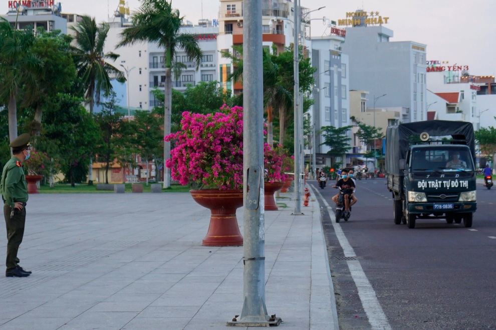 Biển Quy Nhơn vắng lặng sau lệnh cấm tắm để phòng dịch - 3 Biển Quy Nhơn vắng lặng sau lệnh cấm tắm để phòng dịch - 3