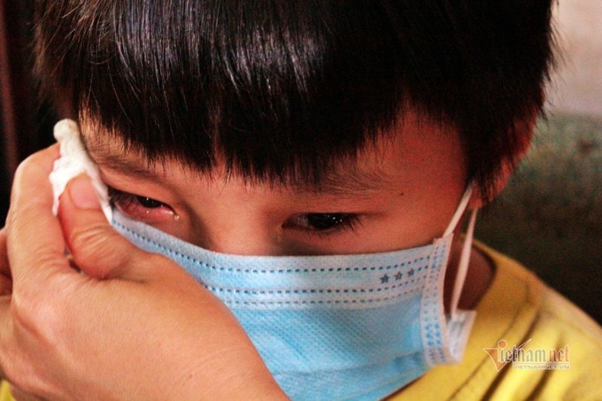 Trí Bảo thương nhớ ba nên khóc nhiều. Chị N. liên tục an ủi, thấm nước mắt cho em.