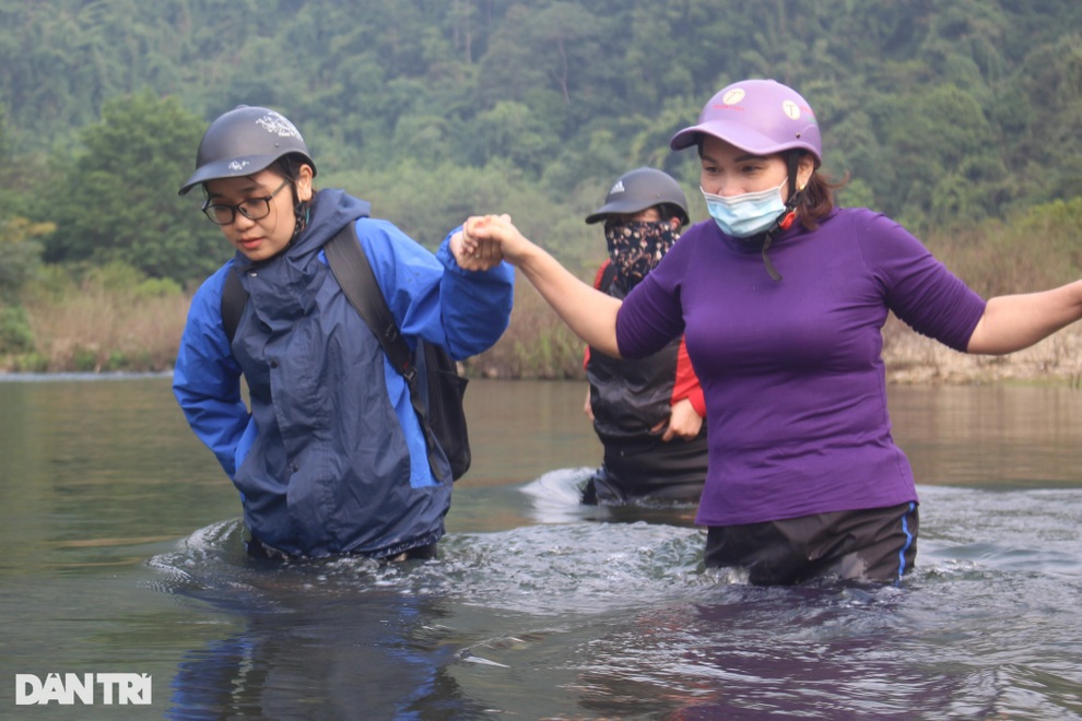 Thầy cô gánh xe máy vượt sông, mang con chữ vào nơi thâm sơn cùng cốc - 7 Thầy cô gánh xe máy vượt sông, mang con chữ vào nơi thâm sơn cùng cốc - 7