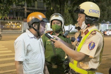 Nghĩ uống 3 lon bia sẽ không sao, chủ quán ở TPHCM bị xử phạt 7 triệu đồng