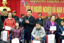 Đảm bảo mỗi hộ nghèo được nhận ít nhất một suất quà tết