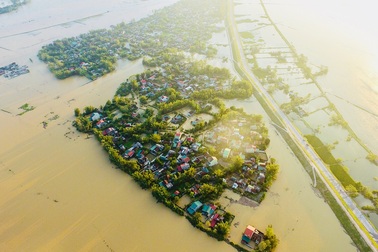 Những xóm làng nhỏ bé giữa nước lũ mênh mông