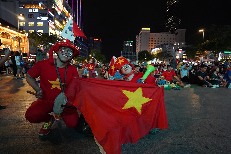 Không khí cổ vũ đội tuyển Việt Nam: Phố đi bộ Nguyễn Huệ đông nghẹt người - 1 Không khí cổ vũ đội tuyển Việt Nam: Phố đi bộ Nguyễn Huệ đông nghẹt người - 1