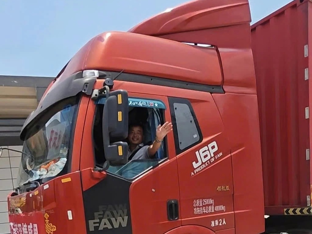 Thoát chết trên cầu gãy đôi, tài xế container về nơi bị nạn để làm một việc - 2