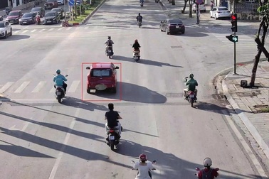 Chỉ trong 12 tiếng, camera AI tại Hà Nội phát hiện 113 ô tô vượt đèn đỏ