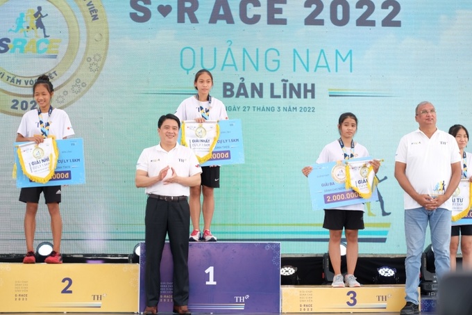 Ban tổ chức trao giải Nhất, Nhì, Ba cho các em học sinh phần thi nữ 1,3km cấp THCS.