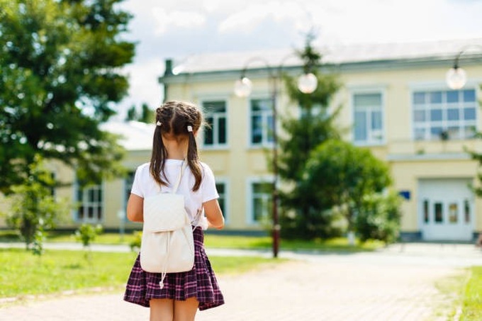 Giữa không khí tuyển sinh vào lớp 6 nóng bỏng, một quan điểm được phụ huynh chia sẻ rầm rầm: "Sao phải đau đầu chọn trường cấp 2 cho con?" - Ảnh 1. Giữa không khí tuyển sinh vào lớp 6 nóng bỏng, một quan điểm được phụ huynh chia sẻ rầm rầm: "Sao phải đau đầu chọn trường cấp 2 cho con?" - Ảnh 1.