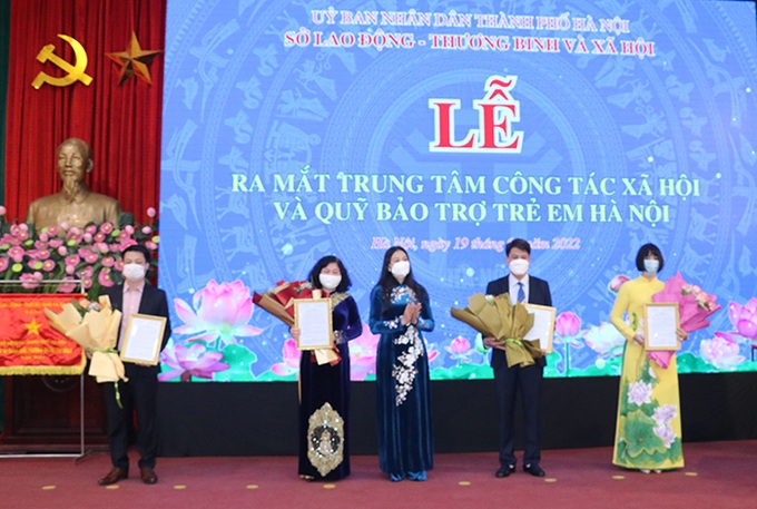 Giám đốc Bạch Liên Hương trao Quyết định cho ban lãnh đạo Trung tâm Công tác xã hội và Quỹ Bảo trợ trẻ em Hà Nội