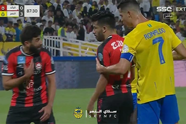 C.Ronaldo đóng vai "người phán xử" khi đối thủ tranh nhau penalty