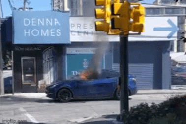 Giây phút kinh hoàng của tài xế bị nhốt bên trong xe điện Tesla bốc cháy