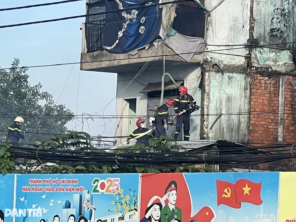 Cháy kho chứa lốp ô tô ở TPHCM, cảnh sát leo mái nhà dân dập lửa - 2 Cháy kho chứa lốp ô tô ở TPHCM, cảnh sát leo mái nhà dân dập lửa - 2