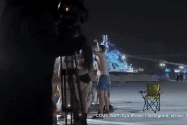 Mặc bikini, cởi trần nhảy nhót mở tiệc giữa trời -39 độ C