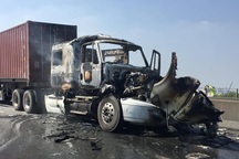 Xe container cháy dữ dội, giao thông cầu Phú Mỹ tê liệt nhiều giờ