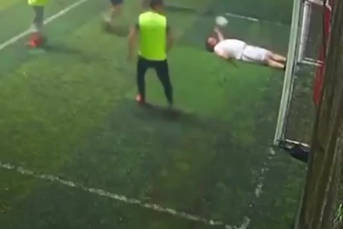 Cười nghiêng ngả với tình huống bóng đá ngờ nghệch và hài hước