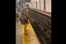 Dân mạng thán phục màn giải cứu người ngồi xe lăn bị ngã xuống đường tàu