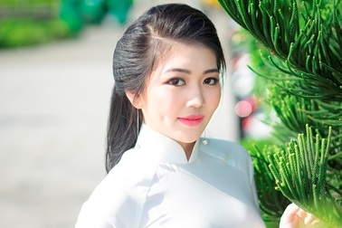 Nữ sinh "má lúm" duyên dáng với áo dài trắng tinh khôi