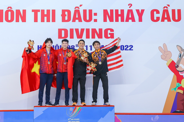 Người hâm mộ tới đông kín Cung thể thao dưới nước xem thi đấu môn Nhảy cầu