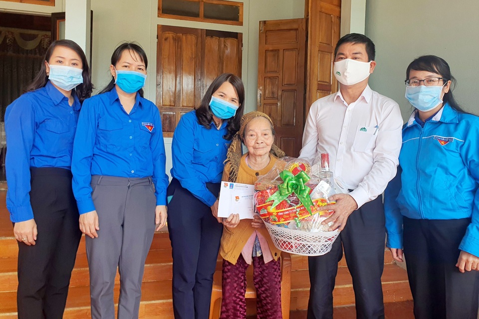 Tuổi trẻ Quảng Trị thăm hỏi, tặng quà các Bà mẹ Việt Nam anh hùng - 2 Tuổi trẻ Quảng Trị thăm hỏi, tặng quà các Bà mẹ Việt Nam anh hùng - 2