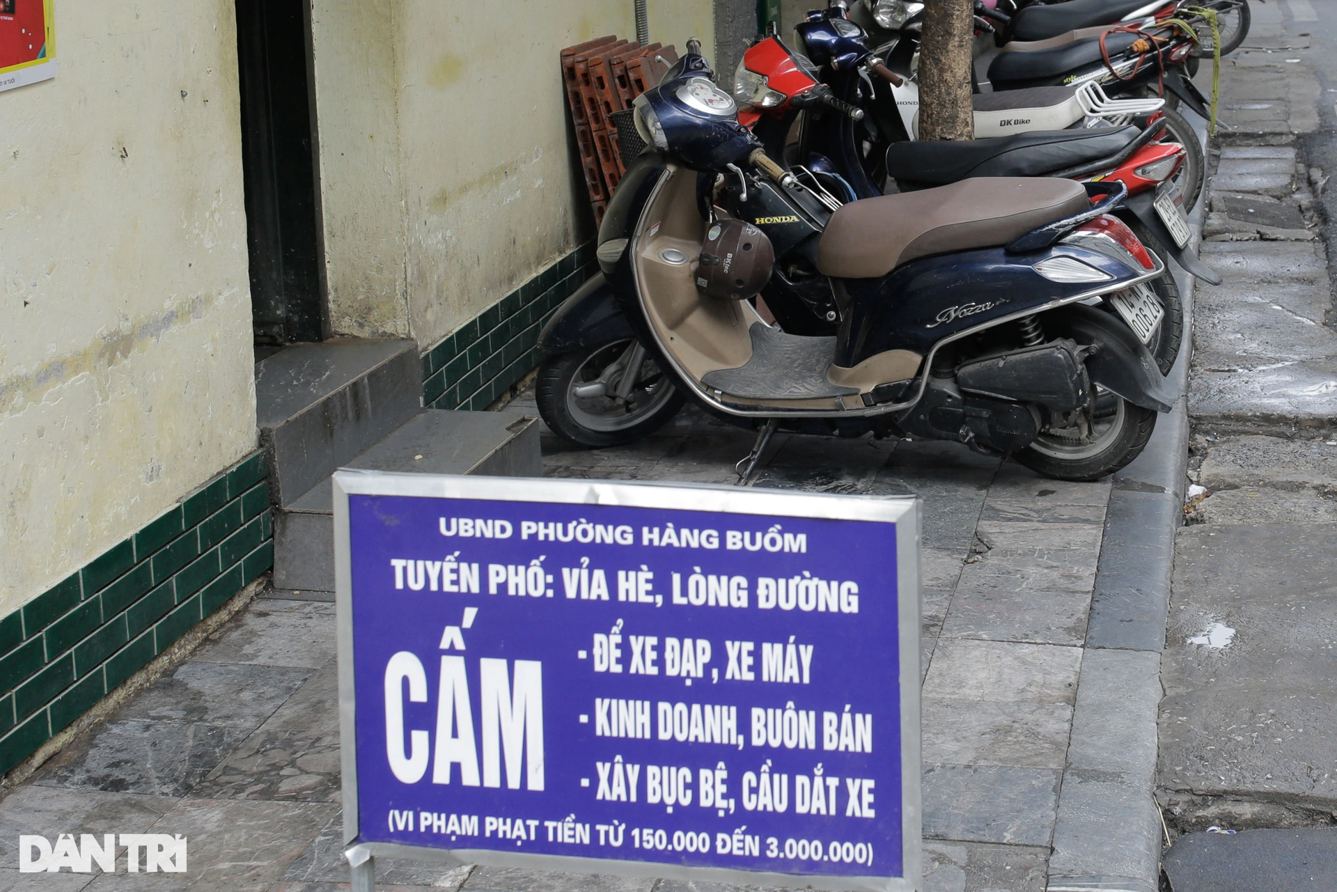 Nghịch cảnh biển cấm bị quây kín bởi xe máy và hàng quán chiếm dụng vỉa hè - 6 Nghịch cảnh biển cấm bị quây kín bởi xe máy và hàng quán chiếm dụng vỉa hè - 6