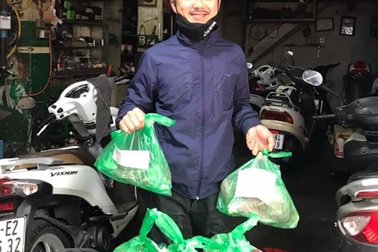 Đại lý đóng cửa, dân sale ô tô làm shipper, gắng qua đại dịch