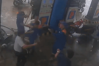 Hai người đàn ông xông vào đánh nhân viên cây xăng ở Huế