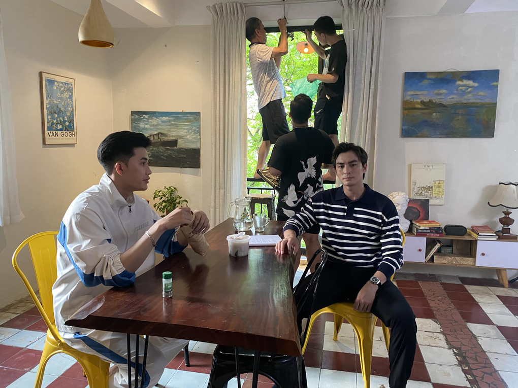 Diễn viên VTV vật vã khi mặc áo khoác giữa trời nắng nóng 40 độ C - 1 Diễn viên VTV vật vã khi mặc áo khoác giữa trời nắng nóng 40 độ C - 1