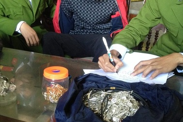 "Đại gia" mang 4 tiền án, đưa vàng đi bán bị công an bắt giữ