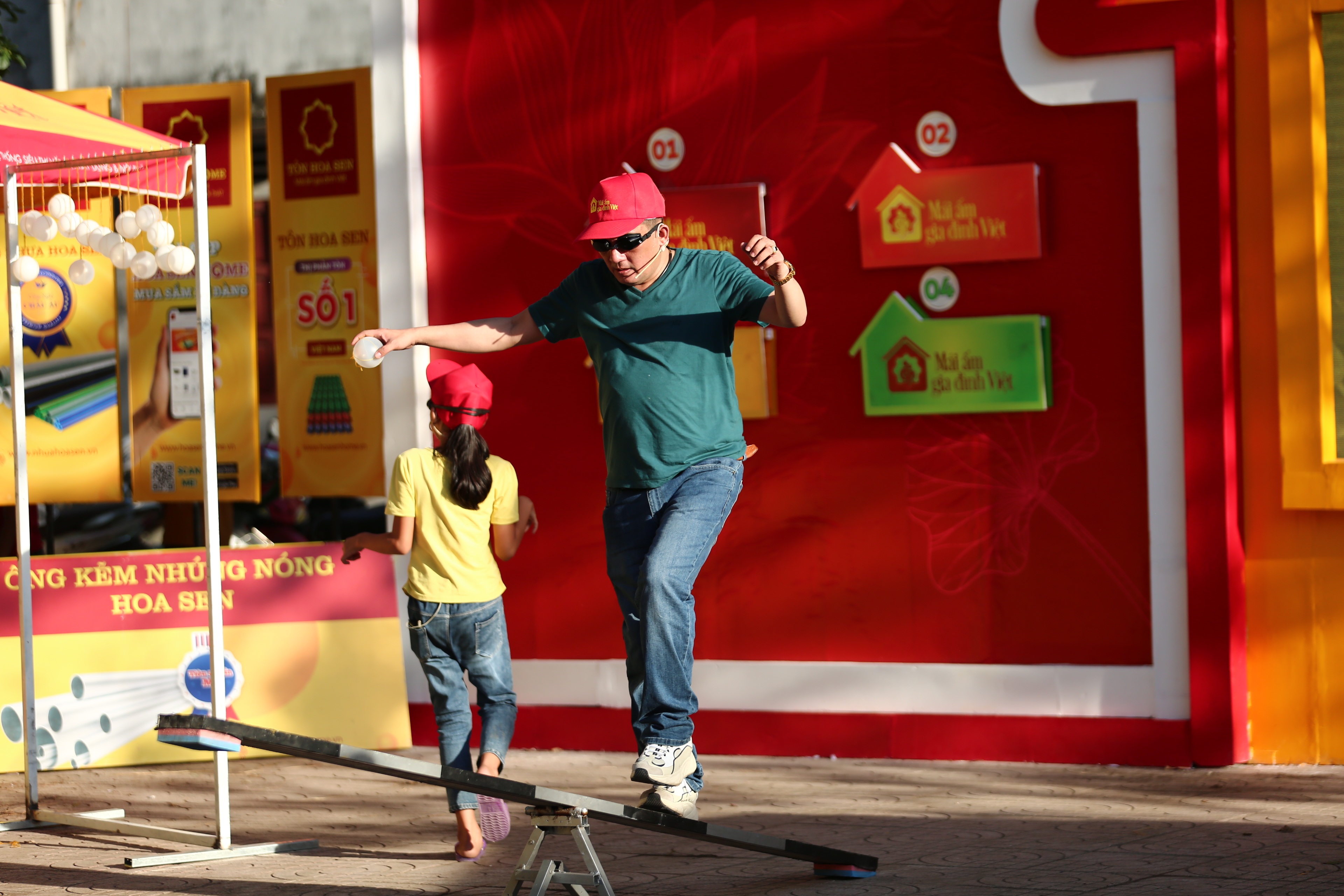 Komik Chien Thang: Hodně vystupuji, nemám čas si hrát s dětmi - 2 Danh hài Chiến Thắng: Tôi đi diễn nhiều, không có thời gian chơi với con - 2