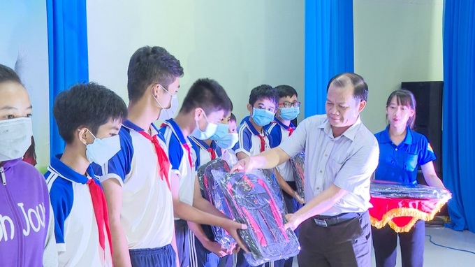 Ban Tổ chức chương trình đã tổng kết và trao thưởng Hội trại “Trẻ em nghèo vượt khó - học giỏi”.
