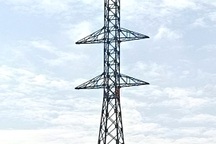 Hai người đàn ông ngồi trên trụ điện đã leo xuống đất