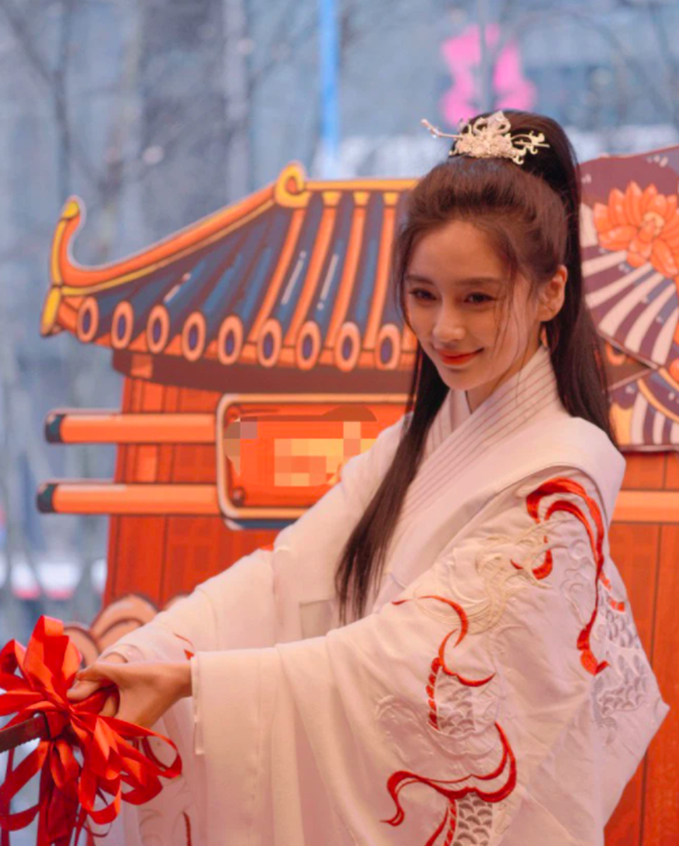 Angelababy rạng rỡ đón sinh nhật cùng fan, Huỳnh Hiểu Minh vắng mặt - 3