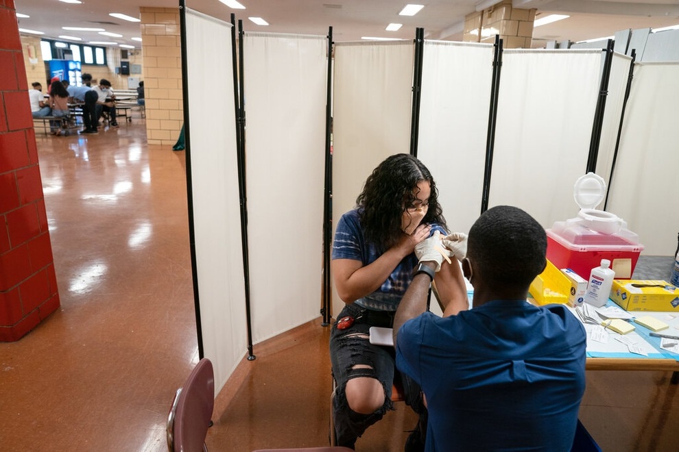 Mỹ chuẩn bị tiêm vắc xin Covid-19 mũi 3 cho hầu hết người dân - 1