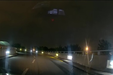 Tài xế giật mình đánh lái gấp tránh xe đi ngược chiều