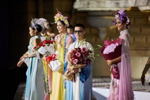 H'Hen Niê, Kỳ Hân diện áo dài được thiết kế kỳ công