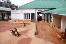 Cát đỏ trên đồi đổ ập xuống vùi lấp phương tiện, nhà dân ở Mũi Né